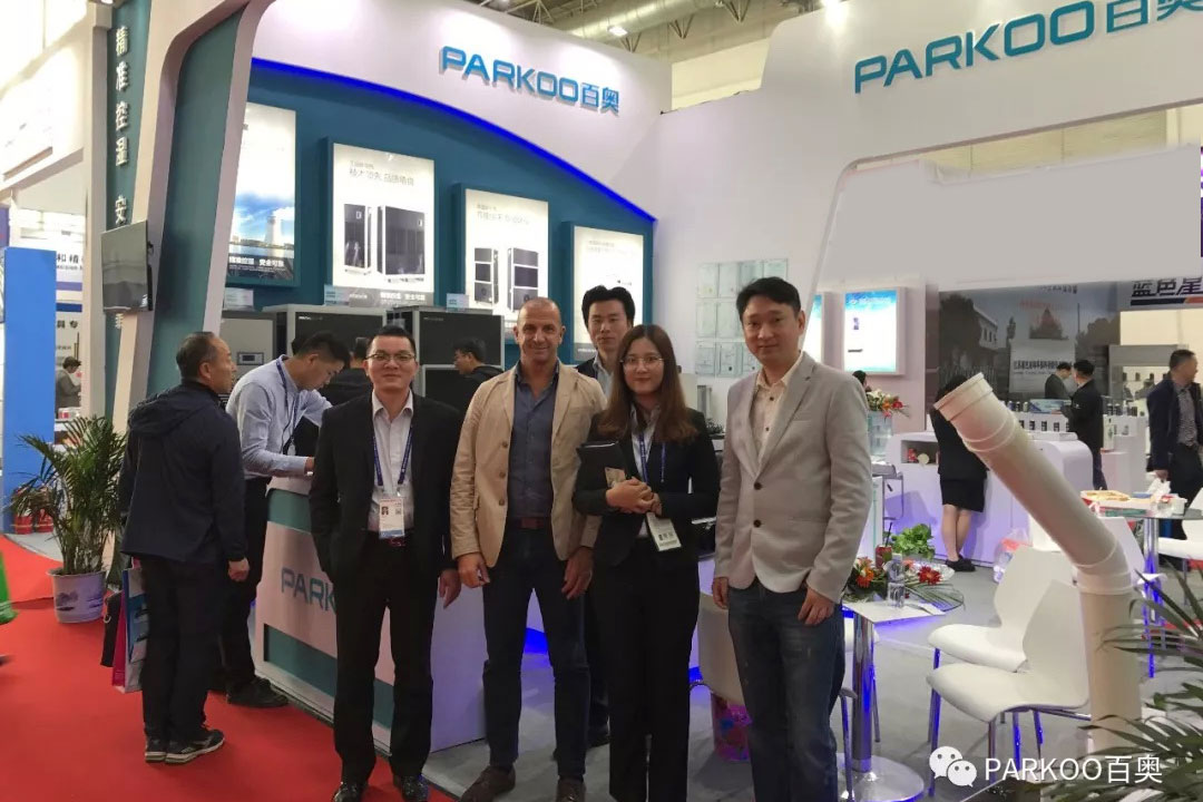 百奧展會現場與客戶的合影