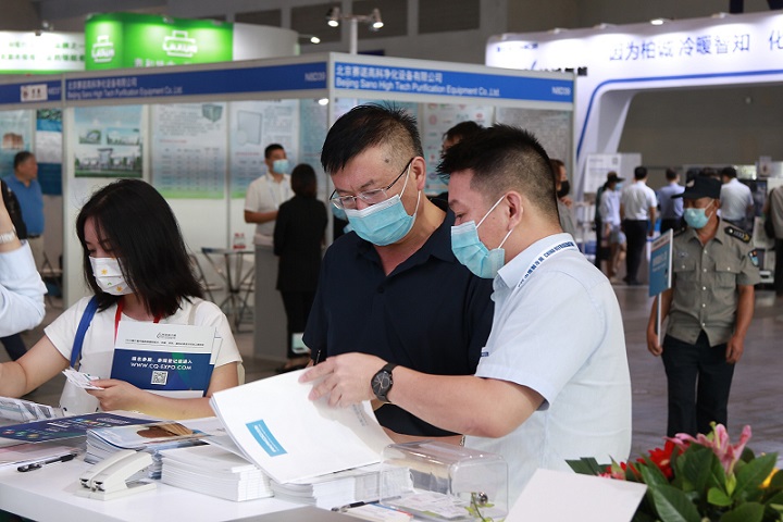 百奧員工與客戶交流