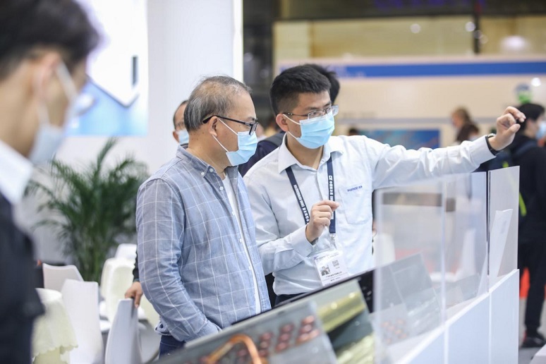 百奧工作人員與客戶講解兩器